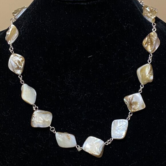 Irregular Mother of Pearl Shell Beaded Adjustable Necklace - Picture 2 of 11